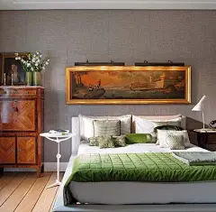 A green accented bedroom designed by Itziar Echebarría. Photo via Casa Vogue. #卧室# #床头柜#