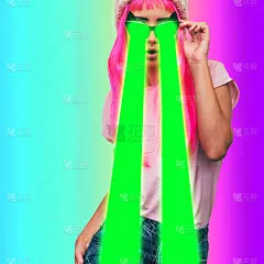 有粉红色长发的外星女孩从太阳镜上发出绿色激光的渐变背景。