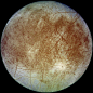 木卫二就是这种状况的一个典型例子。距离太阳遥远的木卫二，表面下上百公里都是水。但因为得不到阳光的加热，这层水的最外层都是凝固的冰，厚度可能达到10公里以上。