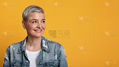 特写肖像有吸引力的成熟女人看着旁边的拷贝空间