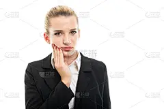 年轻女助理经理抱着脸颊像牙痛一样