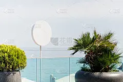 空白的白色标志位于海边的标志