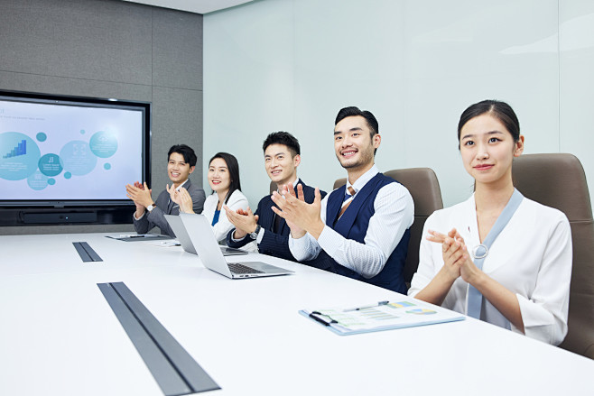 摄图网_506952316_商务人士会议室开会鼓掌形象（非企业商用）