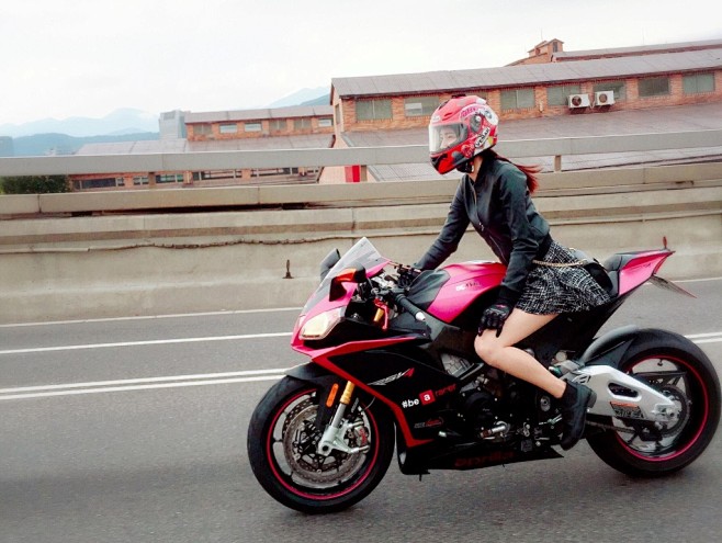 重机车女骑士很酷涨姿势