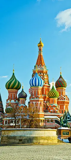 著名教堂盘点•圣巴西尔大教堂，是当地最知名的地标之一，它是由伊凡四世为了纪念、对喀山汗国的胜利而下令建造的。它的建筑风格独特，由九座独立的教堂环绕着中央的主教堂组成，每个圆顶的颜色和形状皆不同，达到了丰富多彩的视觉效果。——圣巴西尔大教堂#俄罗斯