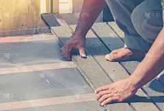 木工手工或工人手工铺地板。