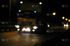 夜景模糊了车灯