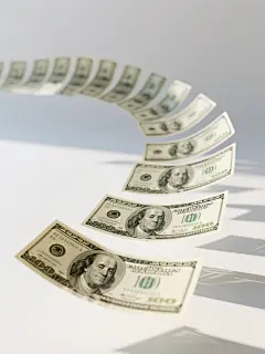 俯视45度角全景，数十张崭新的百元美钞在纯白虚空背景中呈螺旋状悬浮飘落，每张钞票保持着高度写实的细节——富兰克林肖像的发丝纹理清晰可见，绿色防伪条带在侧光下折射出虹彩，边缘锯齿纹锐利分明。钞票群呈现精确的动态分层：前景3张特写钞票展现自然下垂的轻微褶皱，中段7张形成旋转的流动弧线，背景12张逐渐虚化融入留白。光影采用柔和顶光与侧逆光组合，在钞票边缘勾勒出微妙的金边轮廓，同时在白色背景上投下浅灰色的几何阴影，整体画面严格遵循70%留白比例，通过钞票的悬浮动态与精确的光影对比，营造出财富在失重空间中永恒流动的