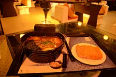 吃吧图图库——“便便”也能当大餐~！---便所主题餐厅




便便冰激凌





特色小披萨





猪排味增拉面





台湾炕肉饭





主题餐厅内部环境。全都跟厕所有关的设计。很搞笑。





餐厅椅子都是马桶造型