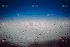 一场公路旅行的秋雨打在挡风玻璃上