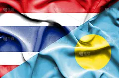 挥舞着帕劳和泰国的旗帜