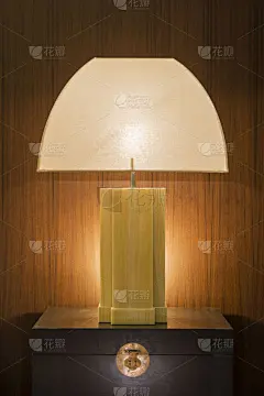 灯,桌子,灯罩,床头柜,垂直画幅,褐色,墙,银色,家具