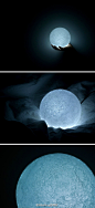 设计师Eisuke Tachikawa设计了一款“月亮灯”，粗糙的表面在灯源的映照下，像极了月球表面的陨石坑，而且这的确是参照了月球表面的真实数据而制作出来的！
