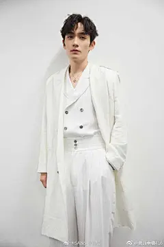 #朱一龙2019相伴相守#   #朱一龙齐衡# 
〖朱一龙〗
2018的时光在美丽的灯光中渐渐隐去，
2019的未来在悦耳的琴声中激情来临。
男孩，犹如一位白马王子，降临
真情演唱，倾情弹唱，你的真心，我接住了。
不染世俗的真诚与纯洁的男孩，愿你身体健康，事事顺心。@朱一龙 ​​​​
