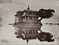 黑白 老照片 清朝 晚清 
福建闽江金山寺，1870s
摄影师: John Thomson
收藏家: Stephan Loewentheil
[这幅匠心独运的照片出自约翰·汤姆逊的代表摄影集《福州与闽江》（1873），这本摄影集已知的完整存世版本仅有七本，它向全世界的观众展现了中国内陆的自然之美。福州金山寺坐落在风景如画的闽江边上，该寺建于宋代，位于中国东南部福建省省会福州的洪塘村。它伫立在闽江一座小岛上，人们常把它称作“浮塔”。很长一段时间以来，它都是过路旅人和贸易商贩的导航地标。]