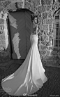 Galia Lahav 2015春夏婚纱系列，采用黑白色调的表现手法，简单的剪裁轮廓，嵌入珍珠、薄纱、蕾丝等元素，华美感与奢侈感完美展现。
