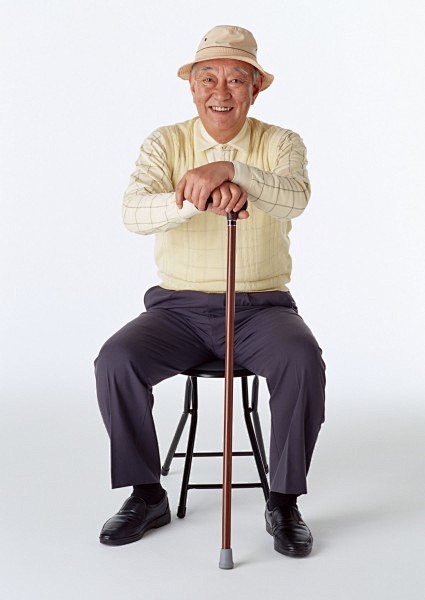 老年人神情姿态特写图片