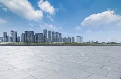 全景天际线和建筑物与空的混凝土广场地板