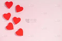 情人节画框构图。淡粉色背景上的红心。俯视图，平放，复制空间