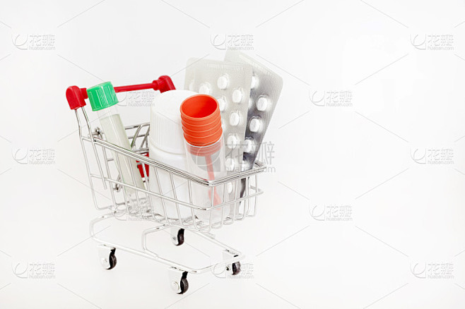 自助超市全购物车产品和红色把手