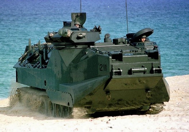 AAV7两栖装甲车