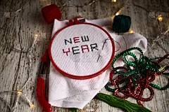 用红色和绿色线手工缝制白色塔夫绸2019年新年