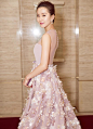 刘诗诗永远给人一种安好的感觉，身着Georges Hobeika 2016秋冬高定淡粉色礼服的她，依然是淡淡的美丽着，但却像是发着光芒，让人无法把视线移开。