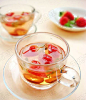 草莓山楂消脂茶
1.草莓冲洗干净后，用淡盐水浸泡7-8分钟；
2.将草莓去叶，对半切开，放入杯中；
3.将山楂和800ml清水倒入锅中，水开后下入冰糖(喜欢甜的，可以适量多加点冰糖)，至冰糖溶化即可关火；
4.将煮好的糖水倒入杯中，将草莓泡2-3分钟即可饮用。