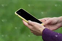 保持联系的电话。手机在女性手中。带有触摸屏技术的手机。个人和专业使用的电话。3 g和4 g。移动生活