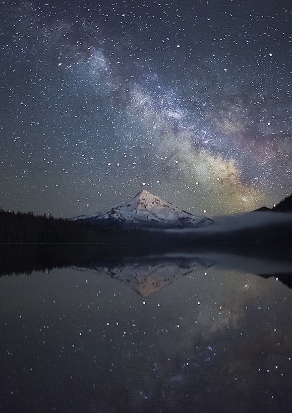 河水里，星空的倒影。很让人感动