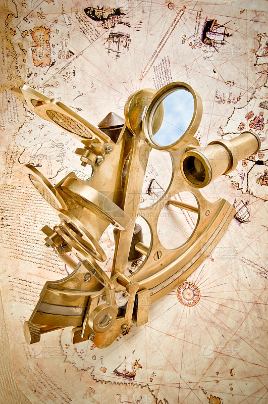 古董抛光铜制六分仪在旧航海图上