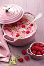 Ingredients: 180 g of round or risotto rice, 1 liter of coconut milk, 1 vanilla pod, 150 g raspberry, 2 Tbsp raspberry syrup, 100 g  icing sugar some fresh verbena leaves.: 