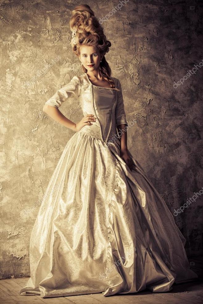 一个美丽的女人在一个豪华的中世纪衣服和复...