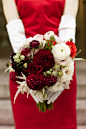 深红色的新娘手捧花