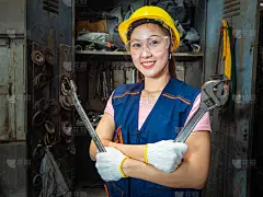 车库里的女机械师。正在修车的女机械师。服务或修理汽车的概念。女性在车库登记。