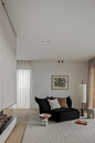 印际 - Ville Design x Residence SVP : VPS住宅位于比利时Oudenaarde，由Ville Design设计。住宅的特点是中性色调和天然材料，即混合了亚麻窗帘和定制家具的橡木地板。一些著名的作品包括Elisa Uberti设计的大厦灯和Pierre Jeanneret Chandigarh椅子。