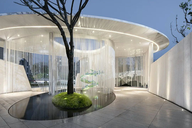 南阳金科博翠东方展示区隐约 × 光林 白，包容万象，回避着浮华外界的干扰，纯粹的白色以景墙为器，与立面形体变化形成统一语汇，传达东方的静谧空灵 ...