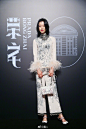 #探星单品#大幂幂的刘海上热搜？不妨同时从#杨幂##李宇春##杜鹃#的造型灵感想想春节怎么穿出新意。O穿红色还不够年味？那就像杨幂李宇春一样演绎... ​​​​