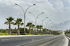 笔直的道路背景与多云的天空。