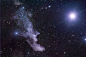 在星光下，这一鬼魅的星云闪烁在黑暗的夜空中，曲折的轮廓让人想起了它的名字──女巫头星云。事实上，这一望远镜拍摄到的迷人肖像，感觉是女巫正紧盯着猎户座明亮的超巨星参宿七。尘埃状宇宙星云覆盖大约50多光年，强烈地反射参宿七发出的蓝光，使它显现出反射星云典型的色彩。