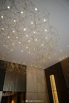 #最佳婚礼灵感##凡时羽婚礼手绘# 

那些极具艺术感的吊灯
用在婚宴上更加出彩  ​​​​