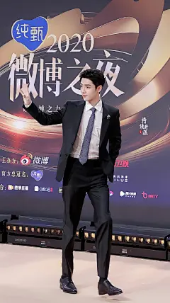 #肖战 小面包又来害我了##我喜欢肖战#
微博之夜king这套高清全身红毯图，分享我的珍藏！！！！
众所周知肖战生图之王，扛得住所有近景怼脸，同时也是神仙比例，一双超模长腿

西装战总 风流倜傥！！！@X玖少年团肖战DAYTOY
#肖战如梦之梦##肖战壁纸# ​​​​