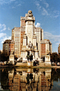 西班牙广场   Plaza de España       
巍峨的塞万提斯纪念碑耸立在西班牙广场上，碑前有堂吉诃德和桑科·潘扎的塑像，巨大的碑身倒映在前面的水池之中，碑两侧是葱郁的树木。
 乘地铁3线（黄色）、10线（深蓝色）至Plaza de España 站