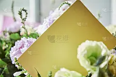 黄色明信片的模型与精致的大花的eustoma花束接近。副本的空间。鲜花交付和present概念
