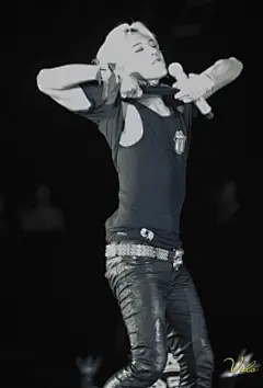 [你想象不到的BIGBNAG魅力！] BB問與答（GD）1.最難忘的舞台？太多很難選 2.最開心的時刻？每一天 3.印象最深刻的粉絲？太多沒辦法選 4.最想聽到？老公 親愛的 偶吧 5.對世巡的感想？很辛苦但很喜歡 6. 6個字形容VIP？無法用言語代表 追加題1.認為我們是？為什麼這樣問（羞）2.最拿手的菜？沒有，我只會吃 3. 6週年感想？深深感動SJ神童表示他羨慕BIGBANG的隊長GD，神童9月5日播出的MBC的“广播明星”跟主持人說我女朋友的手機壁紙不是我，是G-D......