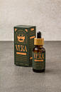 其中可能包括：a bottle of vetra oil sitting next to a box on the ground with it's lid open
