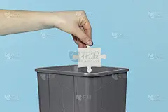 把拼图片扔进垃圾桶，把拼图放在垃圾桶前，构思不好