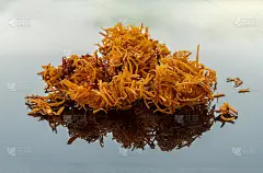 白色餐桌上的一种泰国甜食，由裹有糖衣的碎红薯制成(由油炸红薯制成的泰国甜食)。