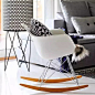 5. EAMS伊姆斯椅——没有伊姆斯椅的小店 一般都不文艺
埃姆斯椅，由查尔斯·伊姆斯(Charles Eames)由1951年设计，一系列有十余款产品，受宠60余年，最显著的特点是，以玻璃钢材料一次性制成座面，座面可以安放在三种配件之上——即“埃菲尔铁塔”基座、圆锥状金属或木质支柱，或是作为摇椅支架的两块弧形木板。至今任何一家小资文艺店面内，都会配有几把伊姆斯椅来装门面。
