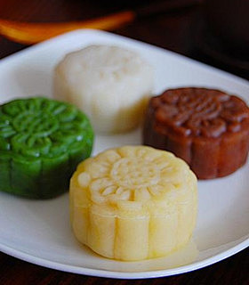 椰香冰皮月饼的做法：
　1、粉类预先混合...